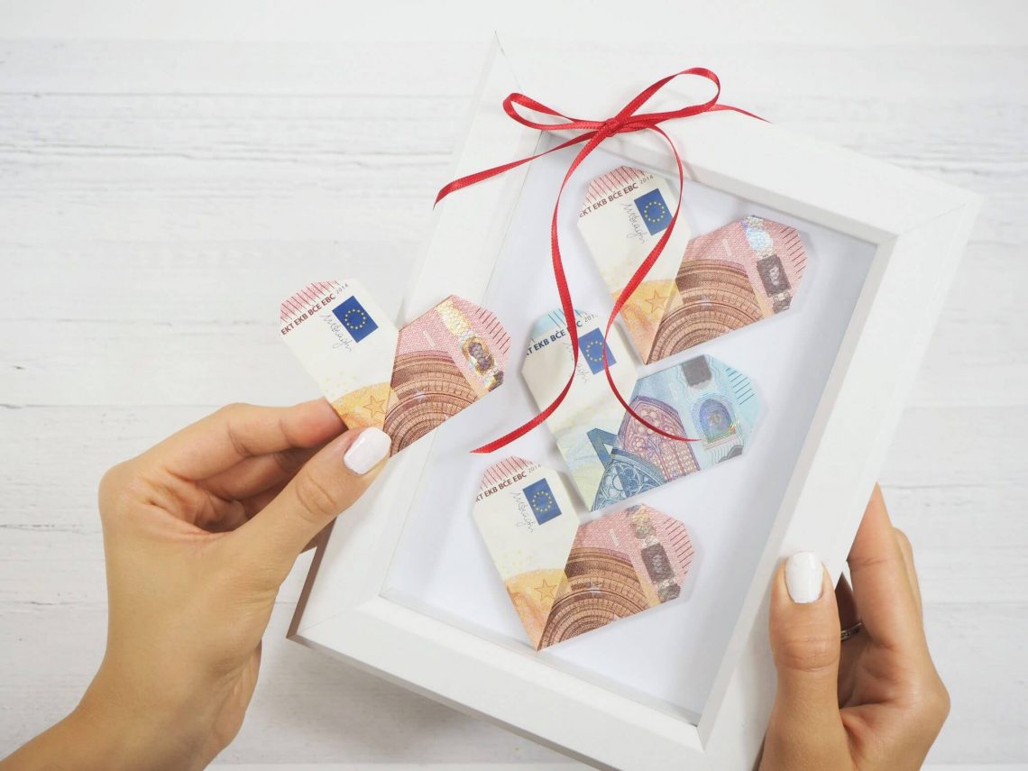 Geldgeschenk basteln: So faltest Du Herzen aus Geldscheinen | Sintre