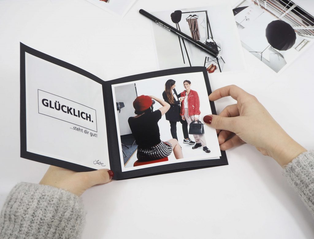 Bilder werden in das Leporello geklebt