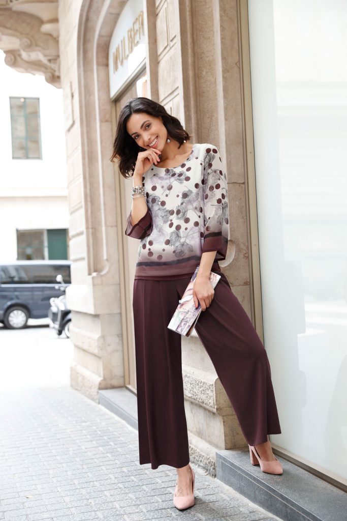 Frau mit Bluse mit Polka Dots und Streifen