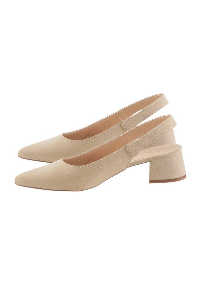 Beige Slingpumps in Kombination mit Blazer für einen Business-Look